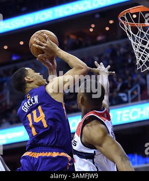 26. März 2014 - Washington, DC, USA - Phoenix Suns Guard Gerald Green (14) schießt während der ersten Hälfte des Spiels im Verizon Center in Washington am Mittwoch, 26. März 2014 über das Washington Wizards Center Kevin Seraphin (13). (Bild: © Harry E. Walker/MCT/ZUMAPRESS.com) Stockfoto