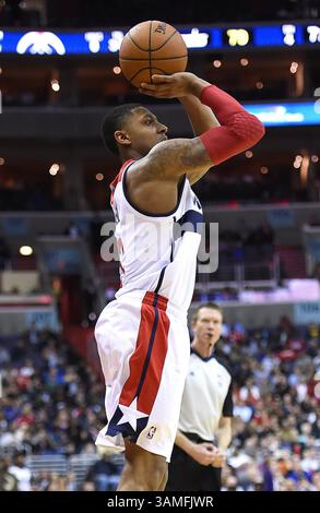 26. März 2014 - Washington, DC, USA - der Washington Wizards Guard Bradley Beal (3) schießt in der zweiten Hälfte des Spiels im Verizon Center in Washington am Mittwoch, 26. März 2014 gegen die Phoenix Suns. Phoenix besiegte Washington 99–93. (Bild: © Harry E. Walker/MCT/ZUMAPRESS.com) Stockfoto