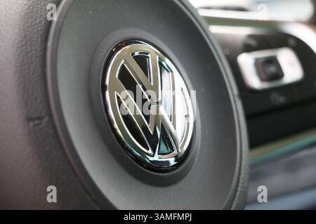 Volkswagen Lenkradlogo im modernen Fahrzeuginnenraum. Stockfoto