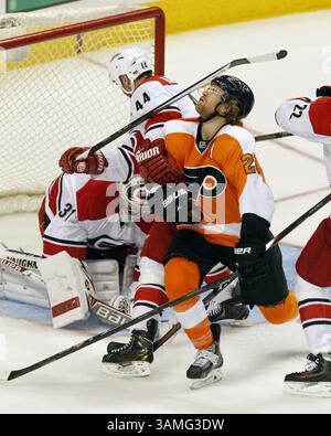 13. April 2014 - Philadelphia, PA, USA - die Philadelphia Flyers' Claude Giroux hat am Sonntag, den 13. April 2014, einen Hit von Jay Harrison von den Carolina Hurricanes. Die Hurricanes schlugen die Flyers in einer Schießerei, 6:5. (Kreditbild: © Ron Cortes/MCT/ZUMAPRESS.com) Stockfoto