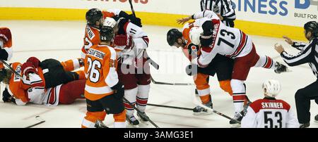 13. April 2014 - Philadelphia, PA, USA - die Philadelphia Flyers und Carolina Hurricanes verwickeln sich während eines Kampfes in der dritten Periode im Wells Fargo Center in Philadelphia, Sonntag, 13. April 2014. Die Hurricanes schlugen die Flyers in einer Schießerei, 6:5. (Kreditbild: © Ron Cortes/MCT/ZUMAPRESS.com) Stockfoto