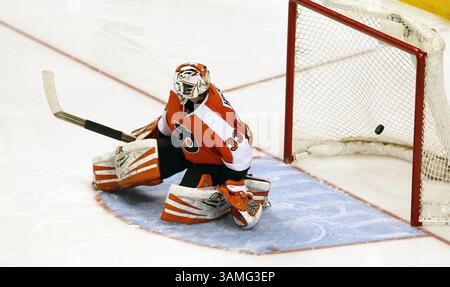 13. April 2014 - Philadelphia, PA, USA - der Torwart Cal Heeter der Philadelphia Flyers kann das Tor von Eric Staal der Carolina Hurricanes im Wells Fargo Center in Philadelphia nicht stoppen, Sonntag, den 13. April 2014. Die Hurricanes schlugen die Flyers in der Schießerei, 6:5. (Kreditbild: © Ron Cortes/MCT/ZUMAPRESS.com) Stockfoto