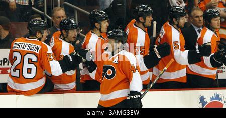13. April 2014 - Philadelphia, PA, USA - der Philadelphia Flyers' Kimmo Timonen feiert sein Tor gegen die Carolina Hurricanes in der zweiten Periode im Wells Fargo Center in Philadelphia, Sonntag, den 13. April 2014. Die Hurricanes schlugen die Flyers in einer Schießerei, 6:5. (Kreditbild: © Ron Cortes/MCT/ZUMAPRESS.com) Stockfoto