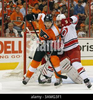 13. April 2014 - Philadelphia, PA, USA - der Philadelphia Flyers' Tye McGinn versucht, einen Schuss abzuwehren, während er am Sonntag, den 13. April 2014 im Wells Fargo Center in Philadelphia gegen Justin Faulk der Carolina Hurricanes kämpft. Die Hurricanes schlugen die Flyers in einer Schießerei, 6:5. (Kreditbild: © Ron Cortes/MCT/ZUMAPRESS.com) Stockfoto