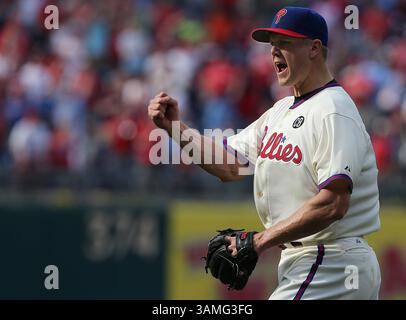 13. April 2014 - Philadelphia, PA, USA - Philadelphia Phillies Closer Jonathan Papelbon feiert am Sonntag, den 13. April 2014, das Finale des Spiels gegen die Marlins im Citizens Bank Park in Philadelphia. Die Phillies schlugen die Marlins mit 4:3. (Bild: © David Maialetti/MCT/ZUMAPRESS.com) Stockfoto