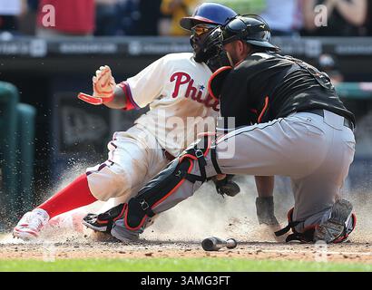 13. April 2014 – Philadelphia, PA, USA – Tony Gwynn Jr. der Philadelphia Phillies, links, wird von Miami Marlins-Fänger Jeff Mathis während der Spielaktion im Citizens Bank Park in Philadelphia am Sonntag, den 13. April 2014 markiert. Die Phillies schlugen die Marlins mit 4:3. (Bild: © David Maialetti/MCT/ZUMAPRESS.com) Stockfoto