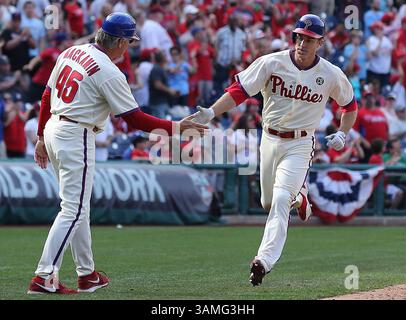 13. April 2014 - Philadelphia, PA, USA - Philadelphia Phillies dritter Basistrainer Pete Mackanin feiert mit Chase Utley nach seinem Heimlauf gegen die Miami Marlins im achten Inning im Citizens Bank Park in Philadelphia, Sonntag, 13. April 2014. Die Phillies schlugen die Marlins mit 4:3. (Bild: © David Maialetti/MCT/ZUMAPRESS.com) Stockfoto