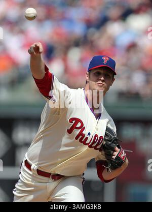 13. April 2014 - Philadelphia, PA, USA - Philadelphia Phillies Pitcher Kyle Kendrick liefert im zweiten Inning gegen die Miami Marlins im Citizens Bank Park in Philadelphia am Sonntag, den 13. April 2014. Die Phillies schlugen die Marlins mit 4:3. (Bild: © David Maialetti/MCT/ZUMAPRESS.com) Stockfoto