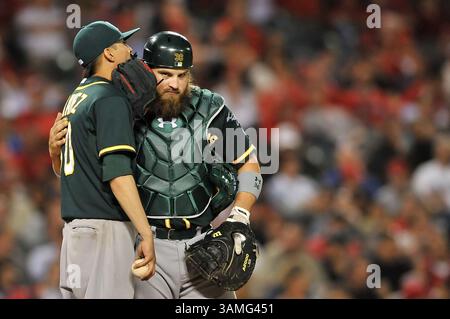 April 2014 Anaheim, CA. Oakland Athletics Starterkrug Jesse Chavez #60 und Oakland Athletics Catcher Derek Norris #36 sprechen während des Major League Baseball Spiels zwischen den Oakland Athletics und den Los Angeles Angels im Anaheim Stadium in Anaheim, Kalifornien. Louis Lopez/CSM (Credit Image: © Louis Lopez/Cal Sport Media/ZUMAPRESS.com) Stockfoto