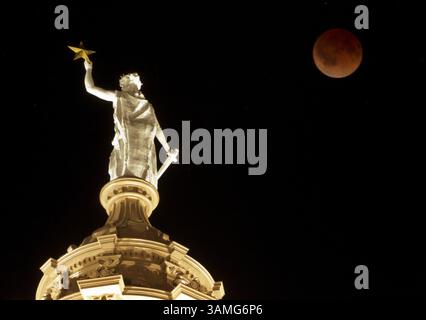 15. April 2014 - Austin, Texas - der Mond wird rot während einer Mondfinsternis über der Göttin der Freiheit auf dem Kapitol in Austin, Texas, um 3:23 Uhr CDT am Dienstag, den 15. April 2014. (Abbildung: © Jay Janner/MCT/ZUMAPRESS.com) Stockfoto