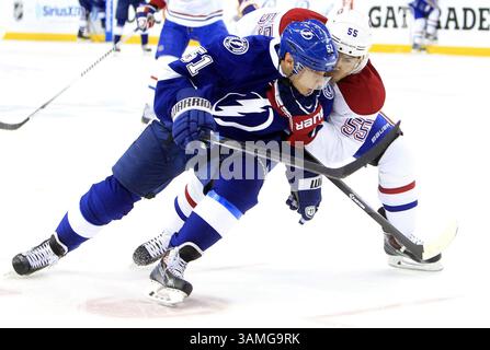16. April 2014 - Tampa, FL, USA - Valtteri Filppula (51) der Tampa Bay Lightning kämpft gegen Francis Bouillon (55) der Montreal Canadiens, während er versucht, in der ersten Phase des Spiels der ersten Runde der Playoffs im Tampa Bay Times Forum in Tampa, Florida, am Mittwoch, 16. April 2014 ins Netz zu gehen. (Kreditbild: © Dirk Shadd/MCT/ZUMAPRESS.com) Stockfoto