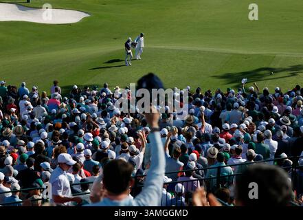 Augusta, Usa. April 2025. Rory McIlroy aus Nordirland geht am Sonntag, den 13. April 2025, in der Finalrunde des Golfturniers 2025 Masters im Augusta National Golf Club in Augusta, Georgia, zum Abschlag am 12. Loch. Foto: John Angelillo/UPI Credit: UPI/Alamy Live News Stockfoto
