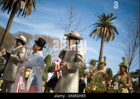 2. März 2014 - Barcelona, Spanien - während des Karnevals ziehen Menschen in traditioneller bolivianischer Weise im Ciutadella Park in Barcelona vor. Truppen der lateinischen Gemeinschaft in Katalonien reisten nach Barcelona, um den Karneval im Ciutadella Park zu feiern. Während der Karnevalszeit finden in verschiedenen Stadtvierteln mehrere Umzüge statt. (Bild: © Jordi Boixareu/ZUMA Wire/ZUMAPRESS.com) Stockfoto