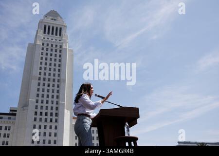 Los Angeles, USA. April 2025. Die Repräsentantin Alexandria Ocasio-Cortez hält am 12. April 2025 eine Rede auf einer von ihr und Senatorin Bernie Sanders veranstalteten Kundgebung im Gloria Molina Grand Park in Los Angeles. Die Kundgebung zog 36.000 Menschen an. Sowohl die AOC als auch Sanders sprachen über die Gefahren dieses politischen Moments, und das ist jetzt nicht die Zeit, „zu verzweifeln“. (Foto: Caylo Seals/SIPA USA) Credit: SIPA USA/Alamy Live News Stockfoto