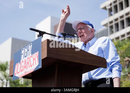 Los Angeles, USA. April 2025. Senator Bernie Sanders hält eine Rede auf einer von ihm und der Repräsentantin Alexandria Ocasio-Cortez veranstalteten Kundgebung im Gloria Molina Grand Park in Los Angeles am 12. April 2025. Die Kundgebung zog 36.000 Menschen an. Sowohl Sanders als auch AOC sprachen über die Gefahren dieses politischen Moments, und das ist jetzt nicht der Zeitpunkt, zu „verzweifeln“. (Foto: Caylo Seals/SIPA USA) Credit: SIPA USA/Alamy Live News Stockfoto