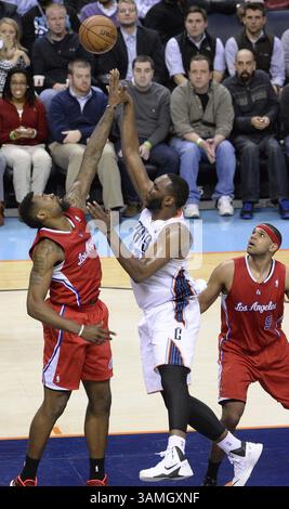 22. Januar 2014 - Charlotte, NC, USA - Charlotte Bobcats Al Jefferson (25), rechts, schießt den Ball über Los Angeles Clippers DeAndre Jordan (6), links, Time Warner Cable Arena in Charlotte, N.C., am Mittwoch, 22. Januar 2014. Bobcats gewann 95:91. (Kreditbild: © Robert Lahser/MCT/ZUMAPRESS.com) Stockfoto