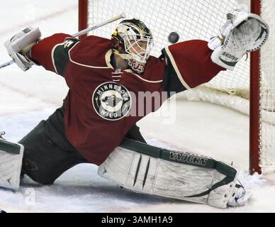 23. Januar 2014 – Minneapolis, MN, USA – Minnesota Wild-Torhüter Darcy Kuemper wird am Donnerstag, 23. Januar 2014, im Xcel Energy Center in Minneapolis von Patrick Kane, dem Chicago Blackhawks, geschlagen. Die Wild haben mit 2:1 gewonnen. (Kreditbild: © Marlin Levison/MCT/ZUMAPRESS.com) Stockfoto