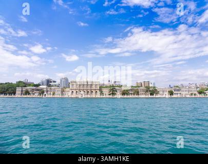 Panoramablick auf den Dolmabahce-Palast entlang der Bosporus-Straße in Istanbul, Türkei, unter blauem Himmel Stockfoto