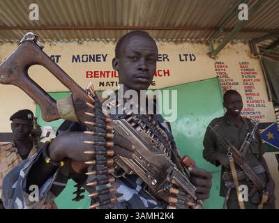 12. Januar 2014 - Bentiu, Südsudan - Soldaten auf Patrouille. Die südsudanesische Volksbefreiungsarmee (SPLA) kämpfte für die Rückeroberung des Hauptstaates Bentiu im Norden des Südsudan. Bentiu wurde von der SPLA aus den Händen der Rebellen zurückerobert, die vom ehemaligen Vizepräsidenten Machar geführt werden. Bentiu ist einer der wertvollsten staaten im Südsudan und ein wichtiger Ölproduzent im Land. Die UN wirft beiden Seiten vor, die Hilfe zu blockieren. (Bild: © Samir Bol/ZUMA Wire/ZUMAPRESS.com) Stockfoto