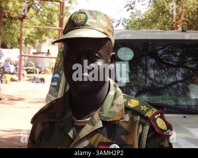 12. Januar 2014 - Bentiu, Südsudan - Soldaten auf Patrouille. Die südsudanesische Volksbefreiungsarmee (SPLA) kämpfte für die Rückeroberung des Hauptstaates Bentiu im Norden des Südsudan. Bentiu wurde von der SPLA aus den Händen der Rebellen zurückerobert, die vom ehemaligen Vizepräsidenten Machar geführt werden. Bentiu ist einer der wertvollsten staaten im Südsudan und ein wichtiger Ölproduzent im Land. Die UN wirft beiden Seiten vor, die Hilfe zu blockieren. (Bild: © Samir Bol/ZUMA Wire/ZUMAPRESS.com) Stockfoto