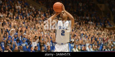 25. Januar 2014 - Durham, NC, USA - Duke Guard Quinn Cook (2) schießt nach einem flagranten Foul des Bundesstaates Florida in der zweiten Halbzeit im Cameron Indoor Stadium in Durham, N.C., Samstag, 25. Januar 2014. Duke besiegte FSU, 78-56. (Kreditbild: © Chuck Liddy/MCT/ZUMAPRESS.com) Stockfoto