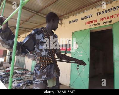 12. Januar 2014 - Bentiu, Südsudan - Soldaten auf Patrouille. Die südsudanesische Volksbefreiungsarmee (SPLA) kämpfte für die Rückeroberung des Hauptstaates Bentiu im Norden des Südsudan. Bentiu wurde von der SPLA aus den Händen der Rebellen zurückerobert, die vom ehemaligen Vizepräsidenten Machar geführt werden. Bentiu ist einer der wertvollsten staaten im Südsudan und ein wichtiger Ölproduzent im Land. Die UN wirft beiden Seiten vor, die Hilfe zu blockieren. (Bild: © Samir Bol/ZUMA Wire/ZUMAPRESS.com) Stockfoto