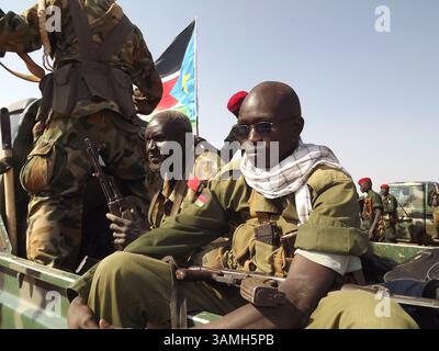 12. Januar 2014 - Bentiu, Südsudan - Soldaten auf Patrouille. Die südsudanesische Volksbefreiungsarmee (SPLA) kämpfte für die Rückeroberung des Hauptstaates Bentiu im Norden des Südsudan. Bentiu wurde von der SPLA aus den Händen der Rebellen zurückerobert, die vom ehemaligen Vizepräsidenten Machar geführt werden. Bentiu ist einer der wertvollsten staaten im Südsudan und ein wichtiger Ölproduzent im Land. Die UN wirft beiden Seiten vor, die Hilfe zu blockieren. (Bild: © Samir Bol/ZUMA Wire/ZUMAPRESS.com) Stockfoto