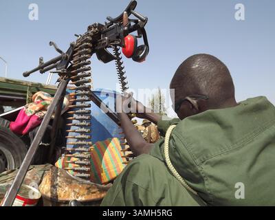 12. Januar 2014 - Bentiu, Südsudan - Soldaten auf Patrouille. Die südsudanesische Volksbefreiungsarmee (SPLA) kämpfte für die Rückeroberung des Hauptstaates Bentiu im Norden des Südsudan. Bentiu wurde von der SPLA aus den Händen der Rebellen zurückerobert, die vom ehemaligen Vizepräsidenten Machar geführt werden. Bentiu ist einer der wertvollsten staaten im Südsudan und ein wichtiger Ölproduzent im Land. Die UN wirft beiden Seiten vor, die Hilfe zu blockieren. (Bild: © Samir Bol/ZUMA Wire/ZUMAPRESS.com) Stockfoto