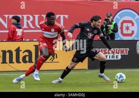 Chicago, USA. April 2025. Chicago, USA, 13. April 2025: Carlos Teran (4 Chicago Fire FC) schnappt sich das Trikot von Lionel Messi (10 Inter Miami CF) während des Spiels zwischen Chicago Fire FC und Inter Miami CF am Sonntag, den 13. April 2025 im Soldier Field, Chicago, USA. (KEINE KOMMERZIELLE NUTZUNG) (Shaina Benhiyoun/SPP) Guthaben: SPP Sport Pressefoto. /Alamy Live News Stockfoto