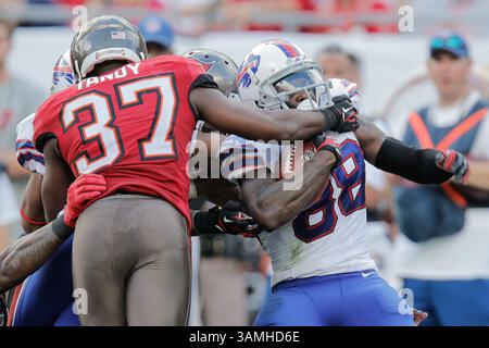 Dezember 2013 - Tampa, Florida, USA S - Tampa Bay Buccaneers kostenlose Sicherheit Keith Tandy (37) bekommt einen Arm auf Buffalo Bills Wide Receiver Marquise Goodwin (88) während der 14. Woche der NFL Regular Season 2013 in einem Spiel zwischen den Tampa Bay Buccaneers und den Buffalo Bills im Raymond James Stadium in Tampa, Florida. Die Bucs siegten mit 27:6. (Bild: © Scott Kelby/ZUMAPRESS.com) Stockfoto