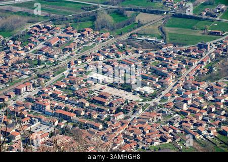 Infrastruktur der zentrale Teil des Susa-Tals. Val di Susa, Piemontesisch. Tal in der Metropolstadt Turin, Piemont Region im Norden Stockfoto
