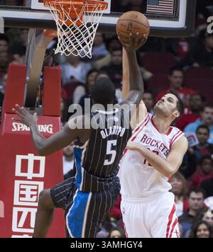 8. Dezember 2013 - Houston, TX, USA - Houston Rockets Small Forward Omri Casspi (18) blockiert den Schuss des Orlando Magic Shooting Guard Victor Oladipo (5) in der zweiten Hälfte des Sieges der Rockets 98-88 am Sonntag, 8. Dezember 2013 in Houston. (Kreditbild: © George Bridges/MCT/ZUMAPRESS.com) Stockfoto