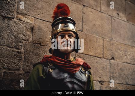 Barcelona, Spanien. April 2025. Mitglieder der „Armats de Balaguer“, gekleidet als alte Römer, führen die Palmensonntagsprozession in Barcelona an Credit: Matthias Oesterle/Alamy Live News Stockfoto