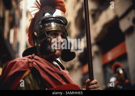 Barcelona, Spanien. April 2025. Mitglieder der „Armats de Balaguer“, gekleidet als alte Römer, führen die Palmensonntagsprozession in Barcelona an Credit: Matthias Oesterle/Alamy Live News Stockfoto