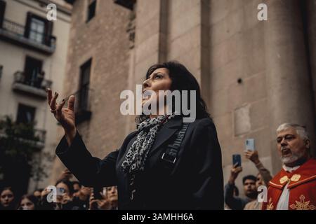 Barcelona, Spanien. April 2025. Eine Saetera singt während der Palmsonntagsprozession in Barcelona eine Saeta (sehr emotionales religiöses Lied) Stockfoto