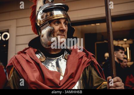 Barcelona, Spanien. April 2025. Mitglieder der „Armats de Balaguer“, gekleidet als alte Römer, führen die Palmensonntagsprozession in Barcelona an Credit: Matthias Oesterle/Alamy Live News Stockfoto