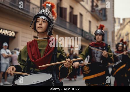 Barcelona, Spanien. April 2025. Mitglieder der „Armats de Balaguer“, gekleidet als alte Römer, führen die Palmensonntagsprozession in Barcelona an Credit: Matthias Oesterle/Alamy Live News Stockfoto