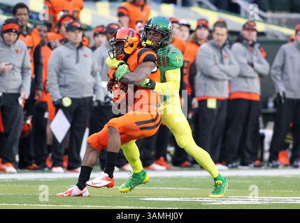 29. November 2013 - Eugene, OR, USA - 29. November 2013: Oregon Ducks Cornerback ifo Ekpre-Olomu (14) erhält ein Solo-Tackle auf Oregon State Beavers Wide Receiver Brandin Cooks (7) während des Bürgerkriegs 2013 zwischen den Oregon State Beavers und den Oregon Ducks im Autzen Stadium, Eugene, OR (Kreditbild: © Larry C. Lawson/Cal Sport Media/ZUMAPRESS.com) Stockfoto