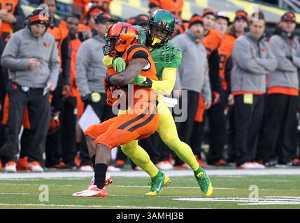 29. November 2013 - Eugene, OR, USA - 29. November 2013: Oregon Ducks Cornerback ifo Ekpre-Olomu (14) erhält ein Solo-Tackle auf Oregon State Beavers Wide Receiver Brandin Cooks (7) während des Bürgerkriegs 2013 zwischen den Oregon State Beavers und den Oregon Ducks im Autzen Stadium, Eugene, OR (Kreditbild: © Larry C. Lawson/Cal Sport Media/ZUMAPRESS.com) Stockfoto