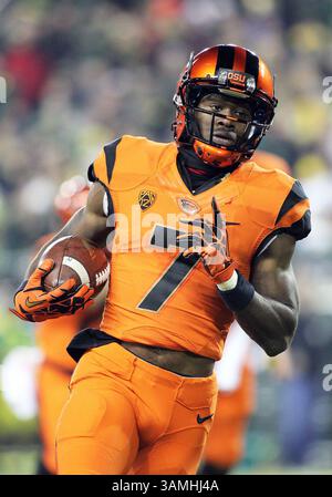 29. November 2013 – Eugene, OR, USA – 29. November 2013: Brandin Cooks (7) trägt während des Bürgerkriegs von Oregon 2013 zwischen den Oregon State Beavers und den Oregon Ducks im Autzen Stadium, Eugene, OR (Credit Image: © Larry C. Lawson/Cal Sport Media/ZUMAPRESS.com) Stockfoto