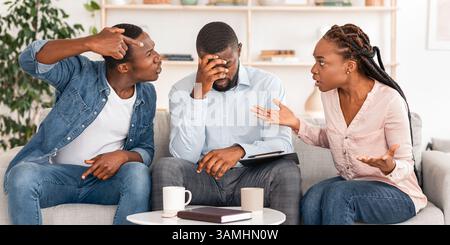 Müde Psychotherapeut Sitzt Auf Der Couch Zwischen Streitenden Paar Während Der Therapie Sitzung Stockfoto