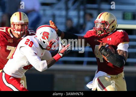 16. November 2013 – Chestnut Hill, Massachusetts, USA – 9. Dezember 2013; DATEIFOTO – Boston College Eagles Running Back Andre Williams (44) wurde als Finalist für den Heisman Trophy Award 2013 ausgezeichnet. IM BILD – 16. November 2013: Boston College Eagles Running Back Andre Williams (44) Stiff Arms North Carolina State Wolfpack Cornerback Jack Tocho (29) während des dritten Viertels des NCAA-Fußballspiels zwischen den Boston College Eagles und North Carolina State Wolfpack im Alumni Stadium. Das Boston College besiegte North Carolina State 38-21 und wird zum Bowl berechtigt. Anthony Nesmith/CSM(C Stockfoto