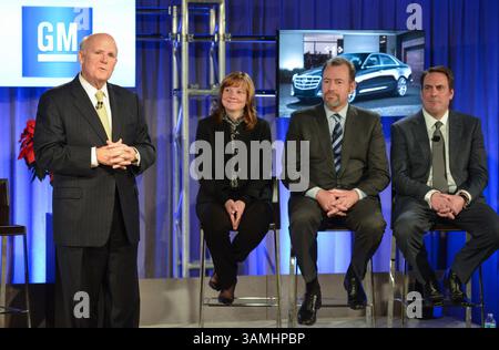 10. Dezember 2013 – Detroit, Michigan, USA – General Motors ernannte Mary Barra als CEO für 33-jährige Unternehmen. Barra wird die erste weibliche CEO eines US-amerikanischen Automobilunternehmens. ABBILDUNG: 10. Dezember 2013 - Detroit, Michigan, USA - DAN AKERSON, Chairman und CEO von General Motors (l-r), gibt bekannt, dass er am Dienstag während eines Rathaustreffens mit Mitarbeitern des GM Renaissance Center Global Headquarters zurücktritt. Wir sehen uns die neue CEO MARY BARRA, der neue GM President DAN AMMANN und der neue Executive Vice President, Global Product Development, Purchasing and Supply Chain MARK REUSS an. (Kreditbild: © Steve Fecht/Ge Stockfoto