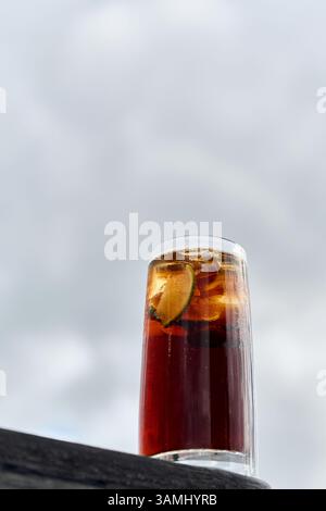 Cola mit Limette im Glas auf einem Tisch in einem Restaurant. Stockfoto
