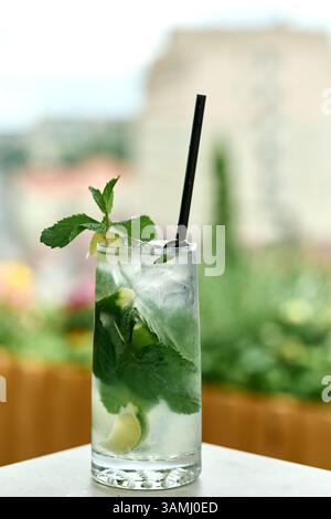 Mojito-Cocktail mit Limette, Minze und Eis im Glas Stockfoto