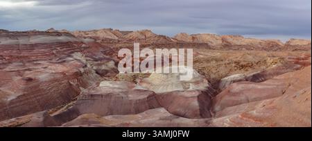 Dieses atemberaubende Panorama zeigt die bunten Bentonite Hills und das San Rafael Reef in der San Rafael Swell nahe Hanksville, Utah. Stockfoto