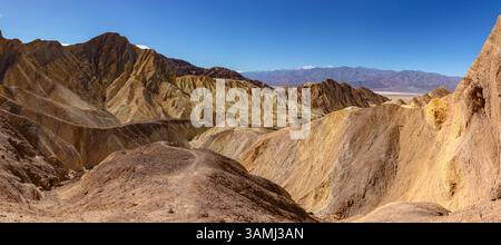 Dies sind die unglaublich farbigen Badlands des Death Valley National Park, die von der Red Cathedral während einer Wanderung durch den Golden Canyon erfasst wurden. Stockfoto