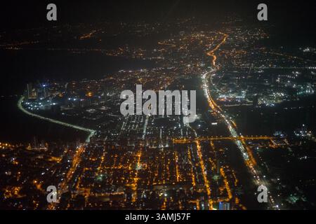 Luftaufnahme von Bombay Mumbai in der Nacht aus einem Flugzeugfenster, Indien Stockfoto