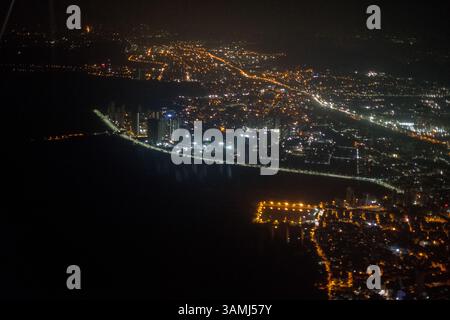 Luftaufnahme von Bombay Mumbai in der Nacht aus einem Flugzeugfenster, Indien Stockfoto