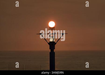 Perfekte Ausrichtung: Krone bei Sonnenuntergang auf der Cruise Lamp, festgehaltener Moment Stockfoto
